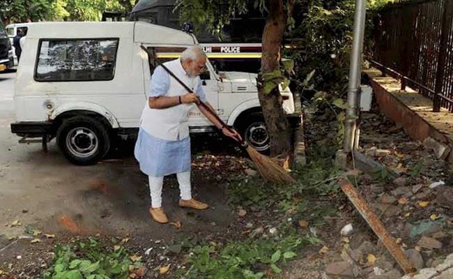 With a Broom, PM Narendra Modi Tackled Garbage at Police Station Too