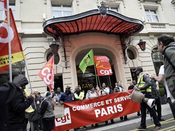 One by One, Paris Luxury Hotels Hit by Strikes for Better Pay
