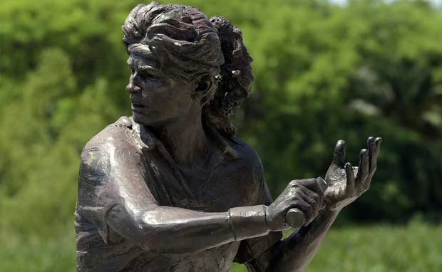 Tennis-Star Gabriela Sabatini Statue Left Empty-Handed by Vandals