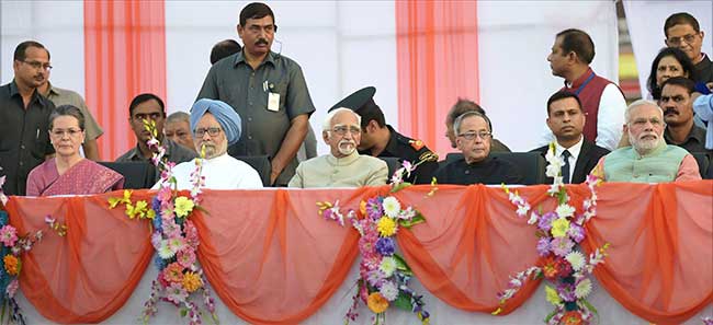 PM Narendra Modi, Sonia Gandhi and Manmohan Singh Share Stage at Dussehra Celebrations
