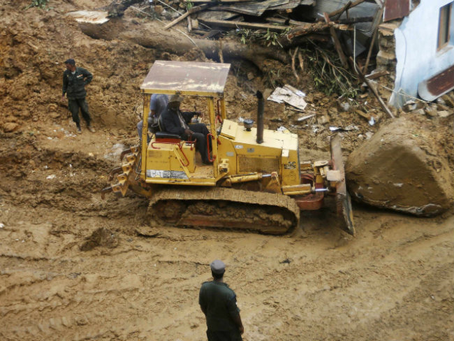 Sniffer Dogs Join Search for Sri Lanka Mudslide Victims