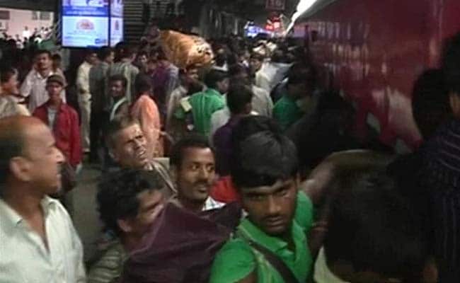Ahead of Chhath Puja, Massive Overcrowding on Delhi-Bihar Trains