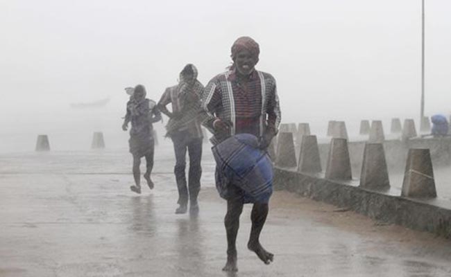 300,000 Evacuated as Strong Cyclone Hits Eastern India