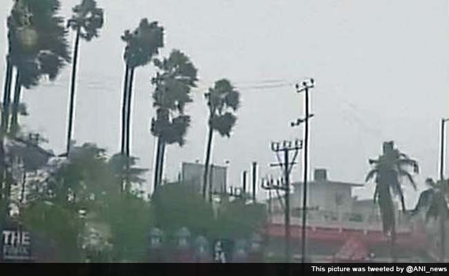 Three Killed as Cyclone Hudhud Crosses Andhra Pradesh Coast
