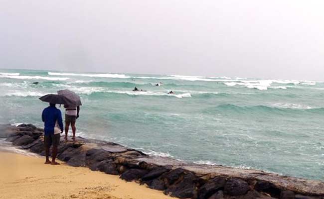 Hawaii Hit by Winds, Rain as Hurricane Veers West