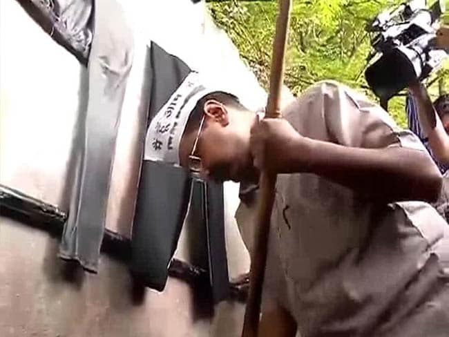 AAP chief Arvind Kejriwal Cleans Choked Drains Near PM Modi's House