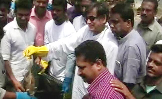 Citing Mahatma Gandhi, Shashi Tharoor Joins PM's Clean India Campaign