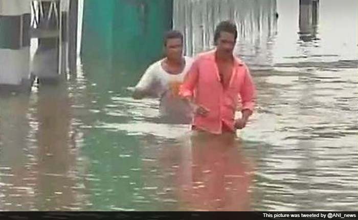 Cyclone Hudhud Centre is Crossing Andhra Pradesh Coast: 10 Developments