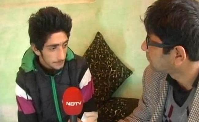 This 15-Year-Old Crawled Through a Field to Escape Army Bullets