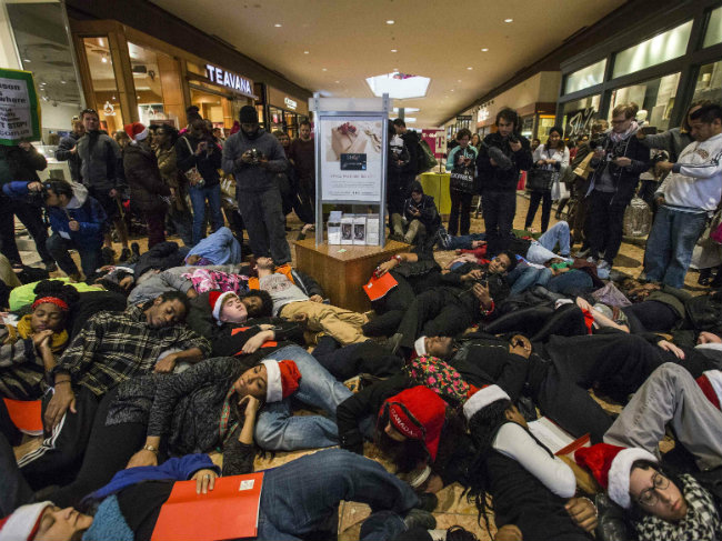 Ferguson Police Block Cleanup Brigade From Entering Damaged Area