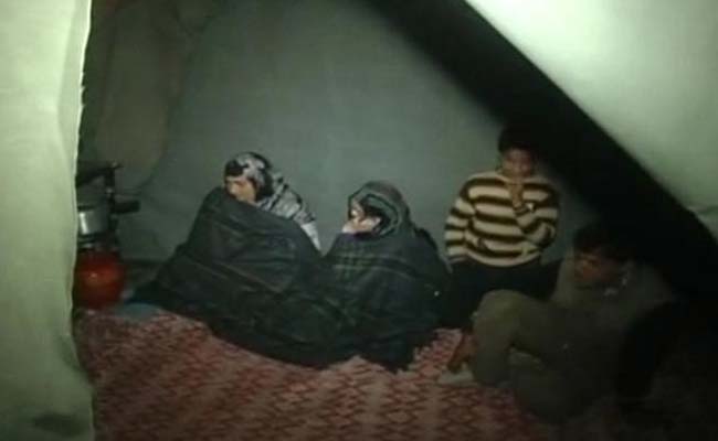 A Few Blankets and a Temporary Shelter is All These Flood-Hit Victims Have in Freezing Kashmir
