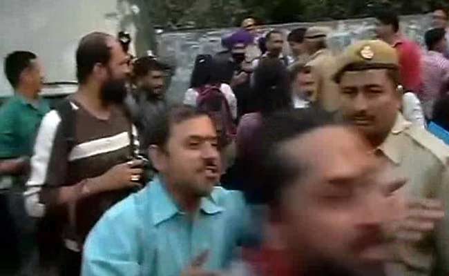 'Kiss of Love' Protesters Hold Demonstration Outside RSS Office in Delhi