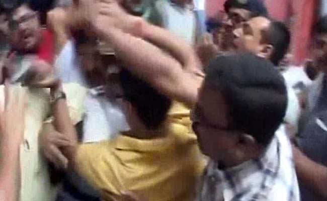 Journalists Waiting for Kunal Ghosh Lathicharged at Kolkata Hospital