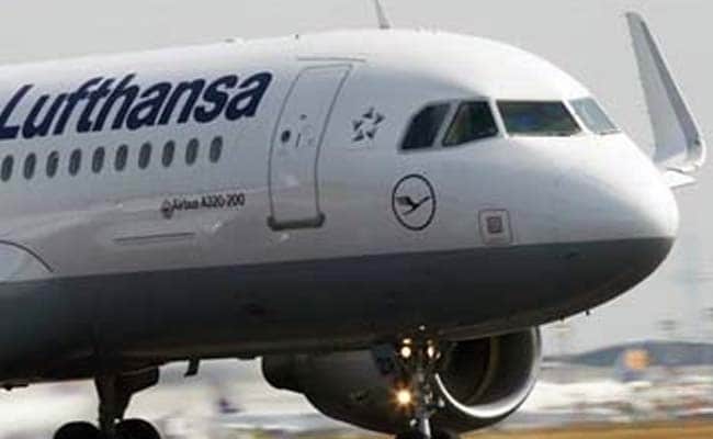 Indian Man Stabs Two Teens With Metal Fork On US-Germany Flight, Arrested Indian Man Stabs Two Teens With Metal Fork On US-Germany Flight, Arrested