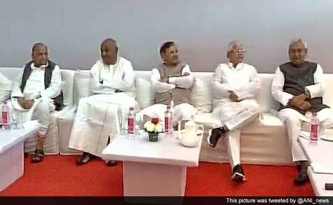 Over Lunch, Mulayam, Lalu, Nitish Plan a Pressure Group