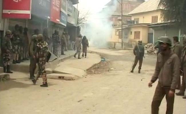 Locals, Security Personnel Clash in Nowgam After Death of Civilians in Army Firing in Jammu and Kashmir