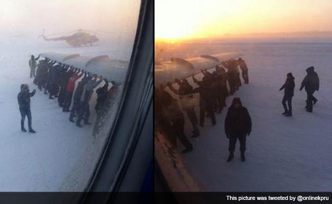 Stuck Russian Plane Gets a Push, Possibly Symbolic, From Passengers