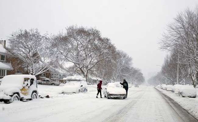 Early Winter Pummels Much of US, Strands Cars