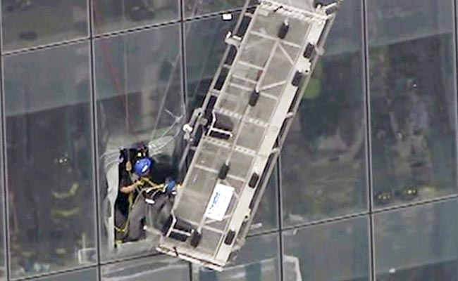 Window Washers Rescued After Dangling at New York City's World Trade Centre