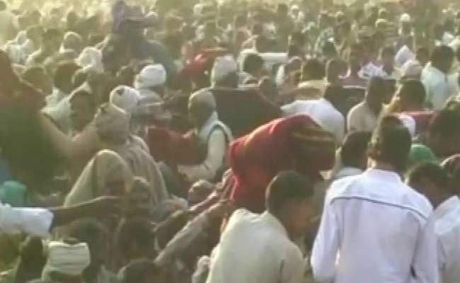 Mulayam Birthday Celebration: Stampede For Blanket Leads to Woman's Death in Badaun