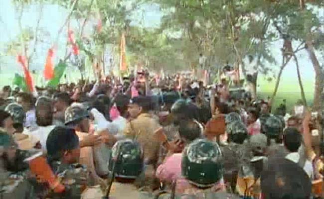 Village in Bengal's Birbhum Tense as Congress Team Stopped by Police Again