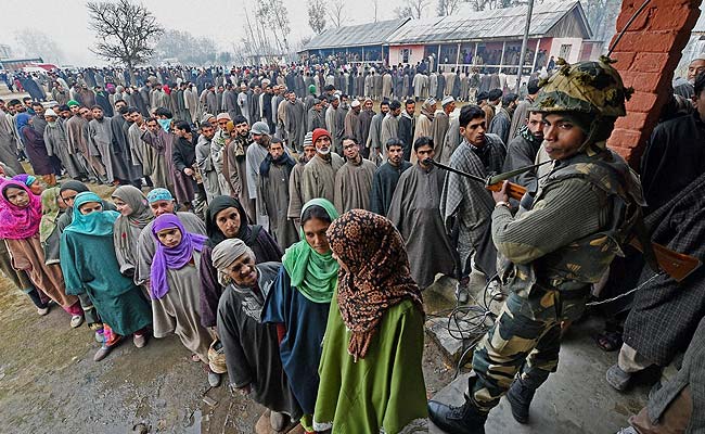 70 Per Cent Voter Turnout in Jammu and Kashmir, Likely to Go Up: 10 Developments