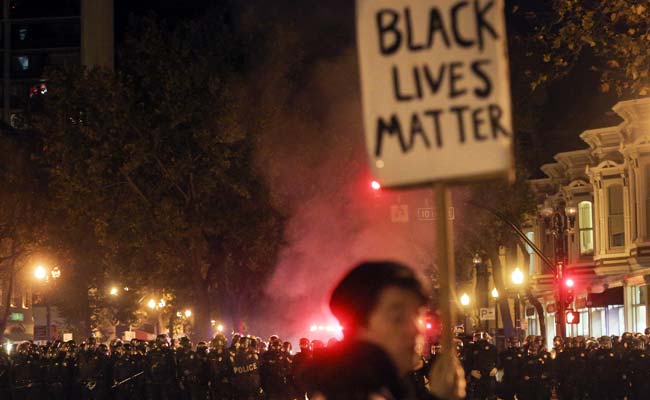 Protests in Ferguson Dwindle, Mass Arrests at California Rallies