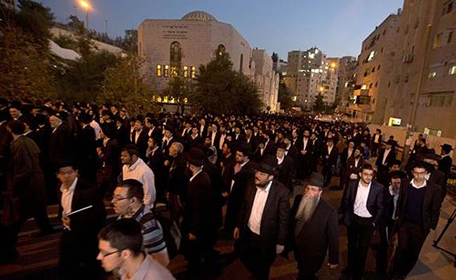 Israelis Return to Attacked Jerusalem Synagogue