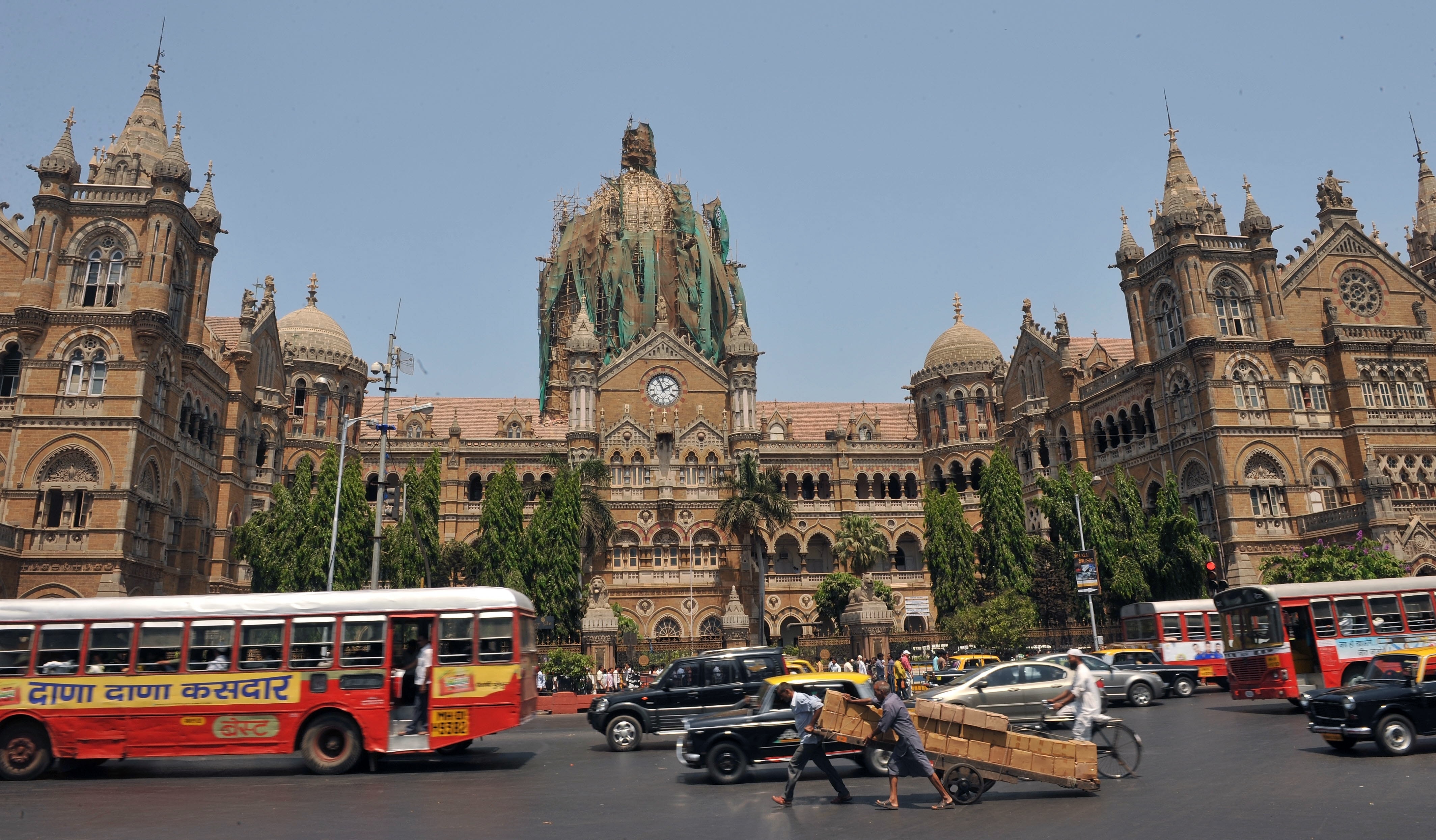 #MumbaiInThreeWords: Things That Sum Up Maximum City