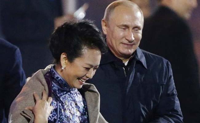 Chivalry Doesn't Pay: Putin Wraps Shawl Around Xi's Wife, Chinese See Red