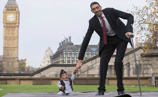 World's Tallest And Shortest Men Meet on Records Day in London