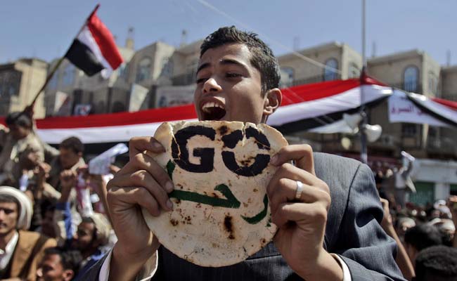 Yemen Swears in New Government Amid Crisis