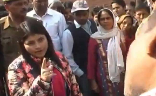 In Viral Video, Woman Officer Scolds Officials, Contractor for Shoddy Road Work