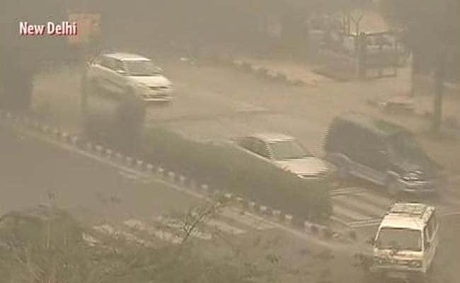 Delhi Witnesses Moderate Foggy Conditions