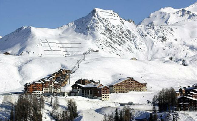 Snow Leaves Thousands of Holidaymakers Stranded in French Alps