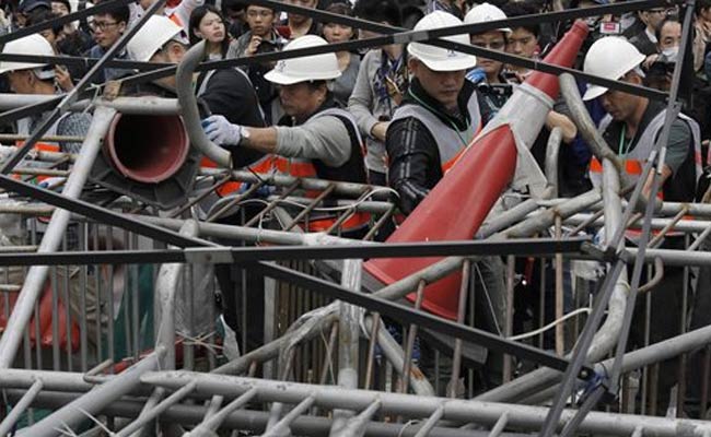 Hong Kong Police Clear Last Pro-Democracy Protest Site in Retail Hub