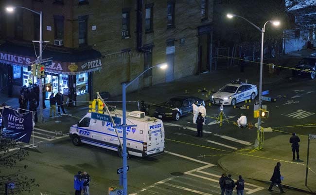 2 New York Officers Are Fatally Shot; Suspect Is Dead