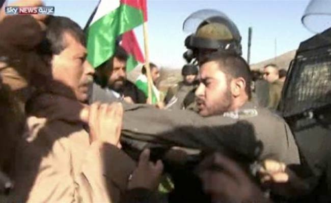 Large Crowds Turn Out for Palestinian Minister's Funeral