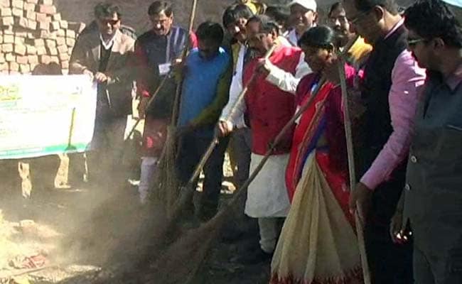 New Jharkhand Chief Minister Picks up a Broom, Cleans Ranchi Locality