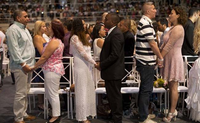 A Whole Lot of Love in Rio: Nearly 4,000 Tie The Knot