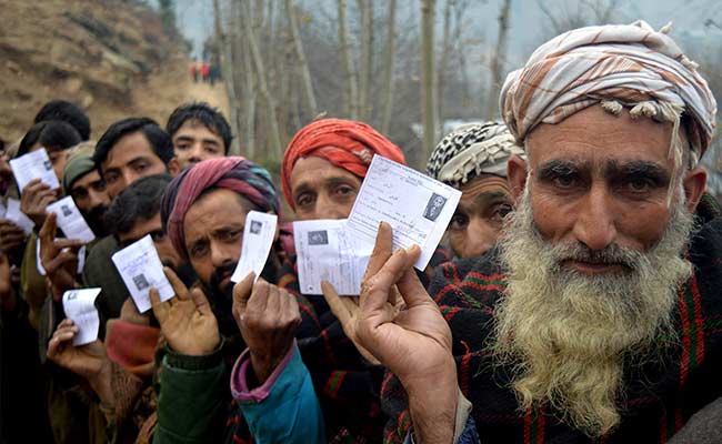 In Jammu and Kashmir, 37% People Vote till 2 pm. Srinagar Records 18% Polling