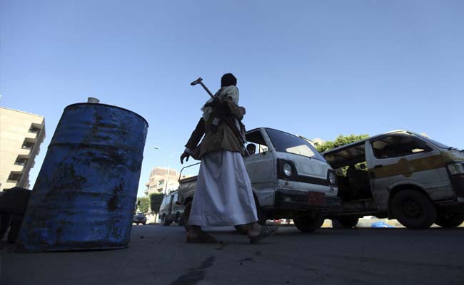Two Car Bombs Explode in Central Yemen Killing 25