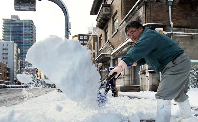 Heavy Snow Kills 5, Disrupts Travel in Japan