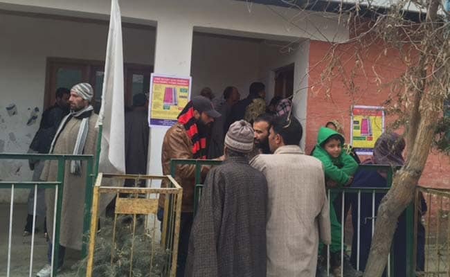 Voting Picks Up As Day Warms Up in Kashmir