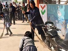Tulsi Gabbard Takes Part in Clean India Campaign at Delhi School