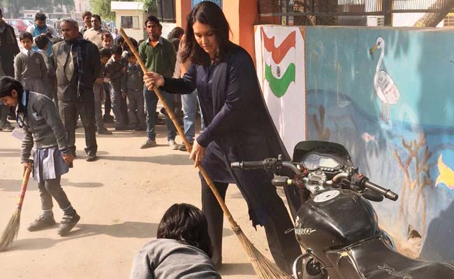 Tulsi Gabbard Takes Part in Clean India Campaign at Delhi School 
