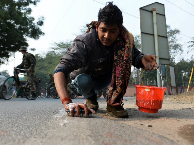 For Obama's Taj Visit, 600 Workers Scrub Streets for Rs. 300 a Day