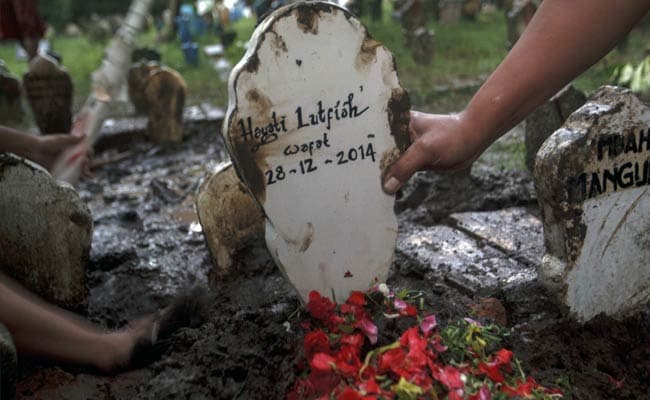 Weather Stalls Search for AirAsia Black Boxes; First Victim Buried
