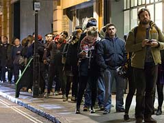 Hundreds Queue in London to Get Hands on Latest Charlie Hebdo