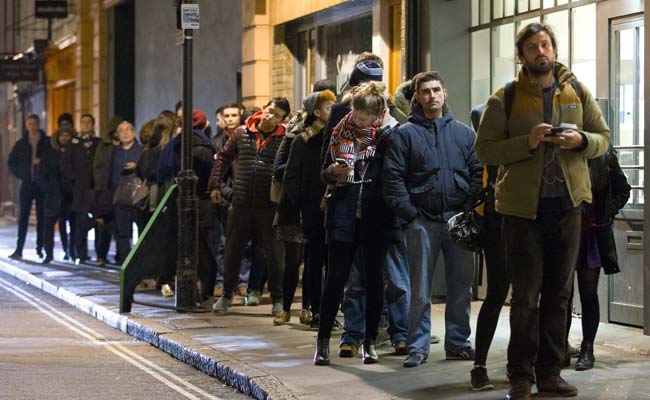 Hundreds Queue in London to Get Hands on Latest Charlie Hebdo